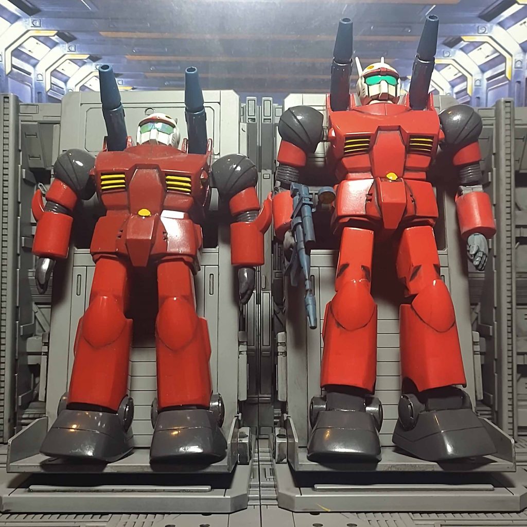 旧キット1/144「ガンキャノン」ストレート組み(左)今回の改造品(右)それぞれパーツ形状は同じなのに関節をジョイントに変えた事でスタイルも激変😍ただ、足首はもう少し詰めても良かったかもしれません