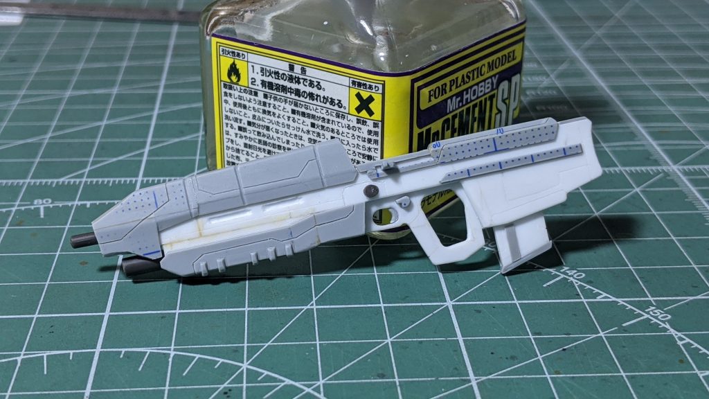 自作したアサルトライフルの塗装前状態です。正直これの製作に一番時間がかかりました。