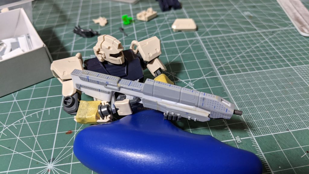 こんな形で自然に構えられるように関節をいじりました。