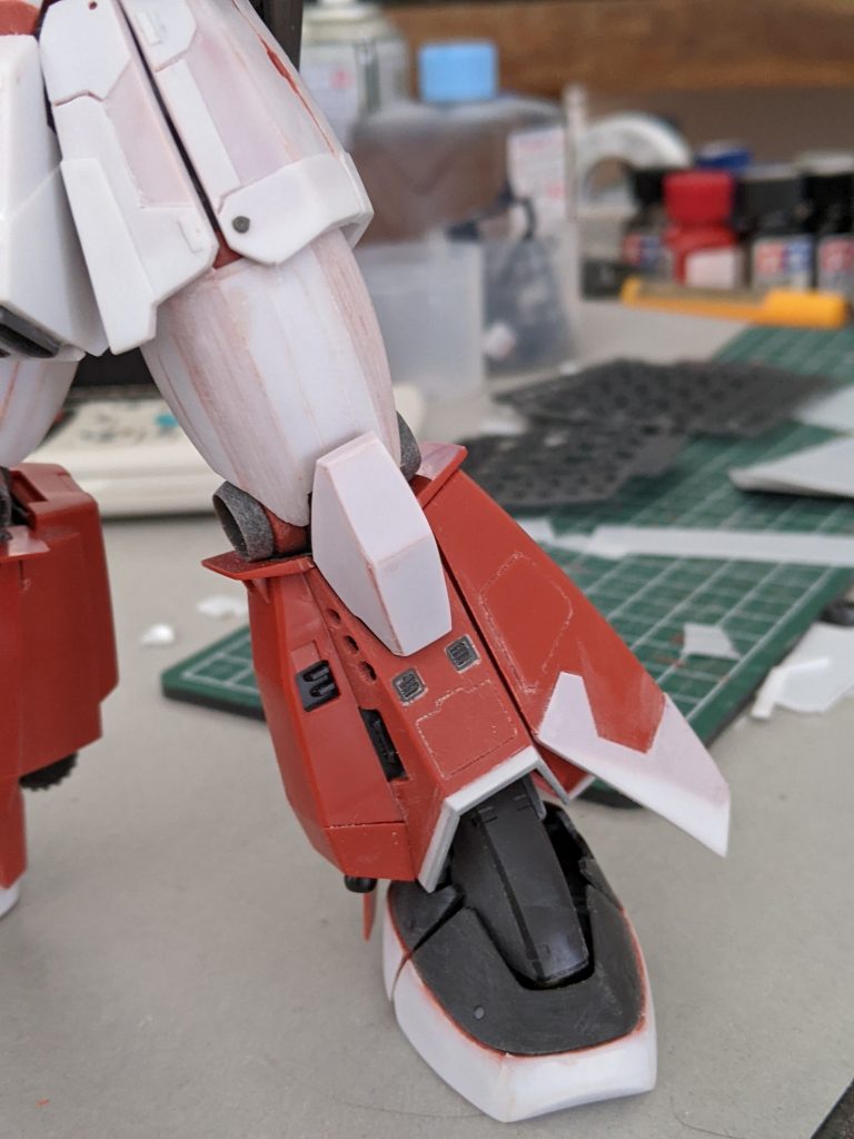 スネのスカート、サイコザク風にしたのですが¯\_ಠ_ಠ_/¯ぶった切って、キットよりも数ミリ短くしました（笑）