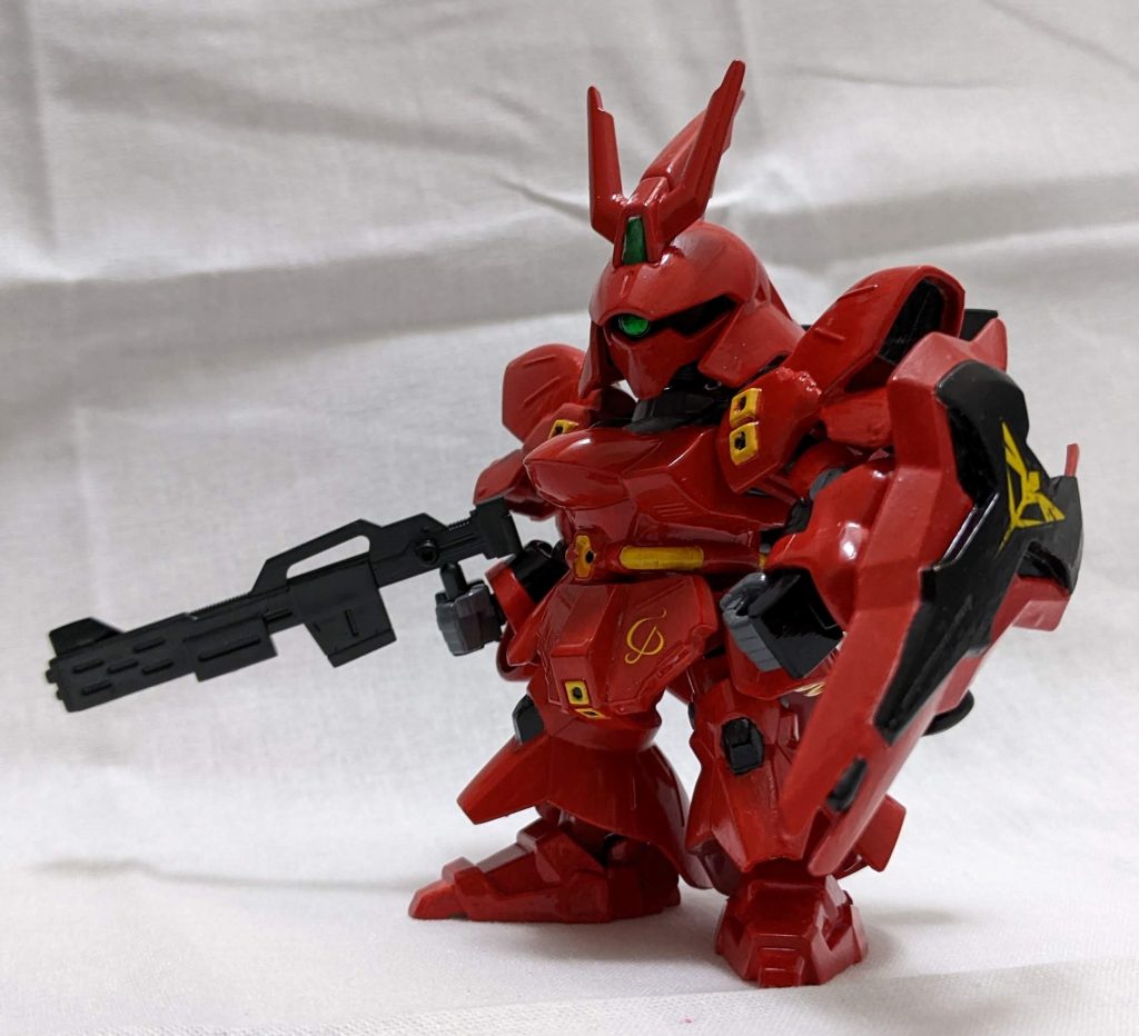 全身の立ちポーズ。最近のSDは足が長くてスタイリッシュですね。シールドと腰のエンブレムは水転写デカールを使用しました。