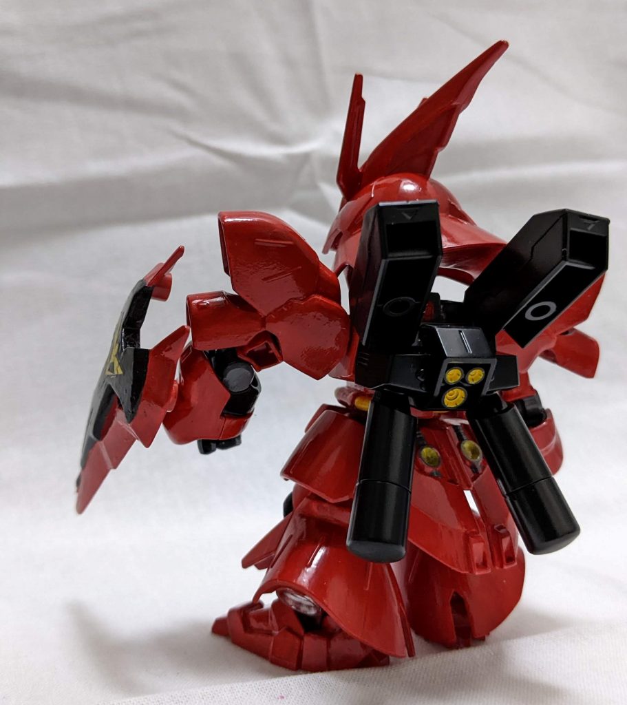 後ろから。バックパックは成型色のままですがバーニアのイエローとファンネルのレッドは塗っています。