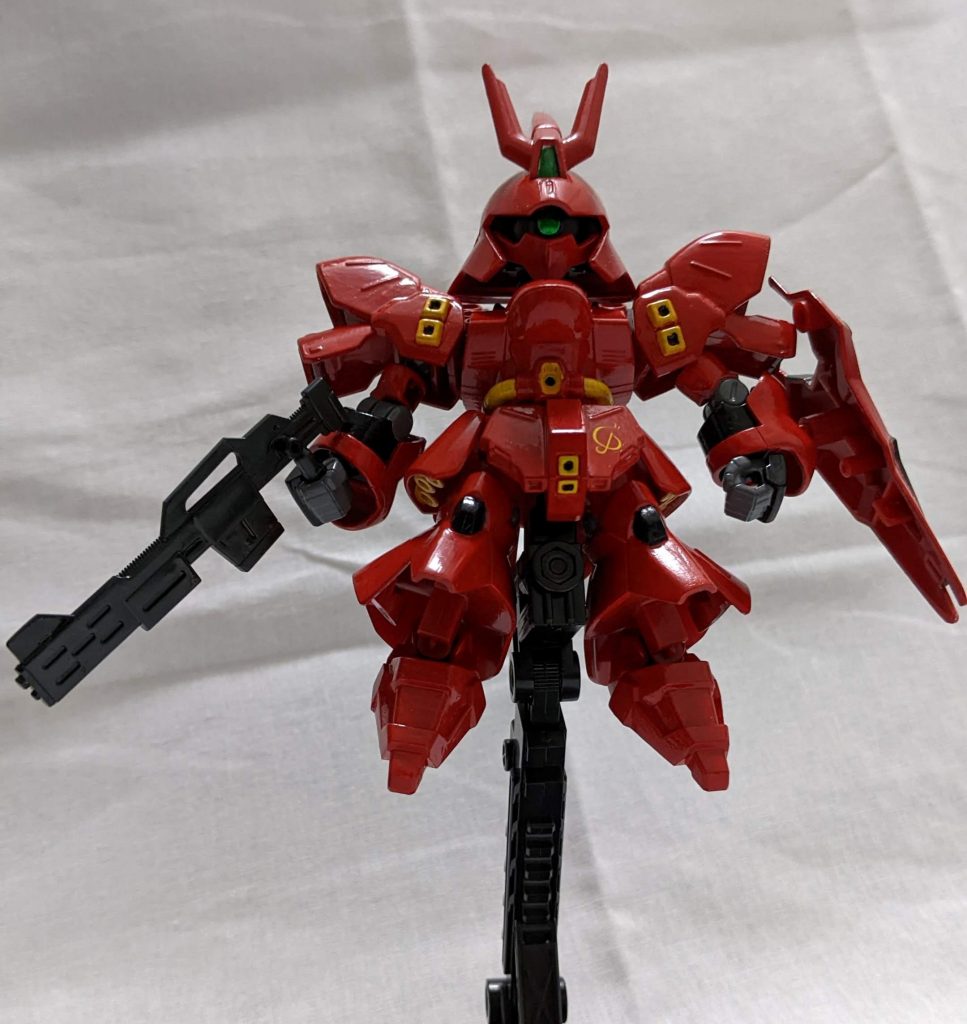 正面から。モノアイとアンテナのセンサー部はシルバー+クリア―グリーンで塗っています。