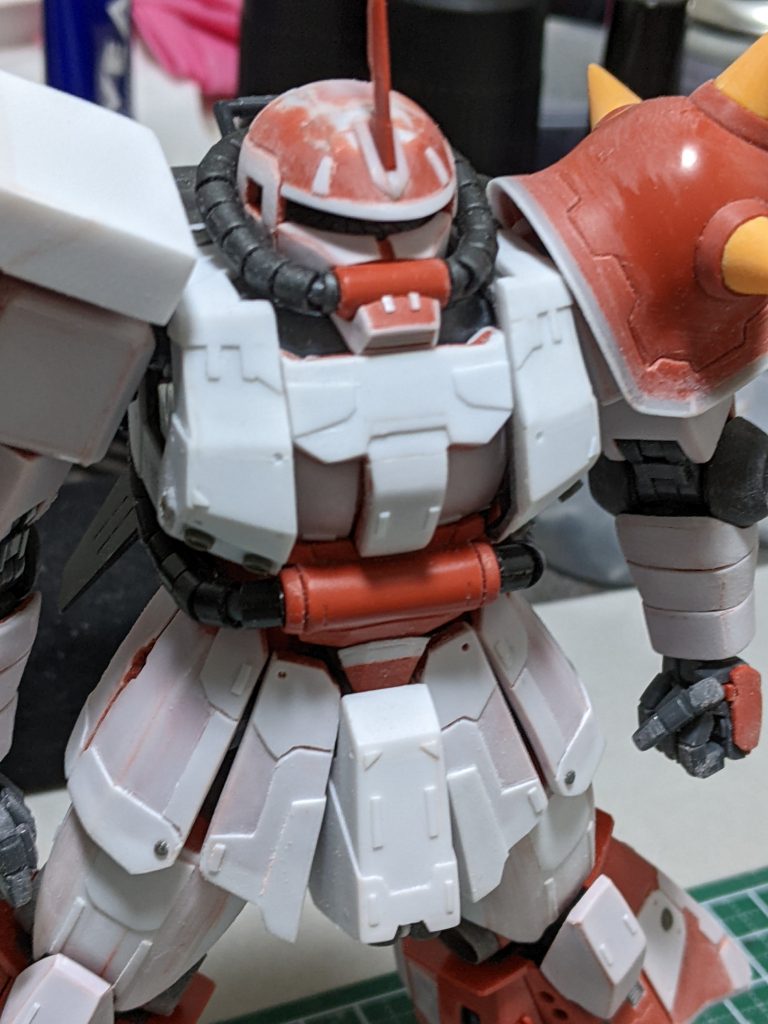 胸の装甲などは、前回のシャアザクにかぶらないように、幅増しを少なめにして前に出るようにしました!  