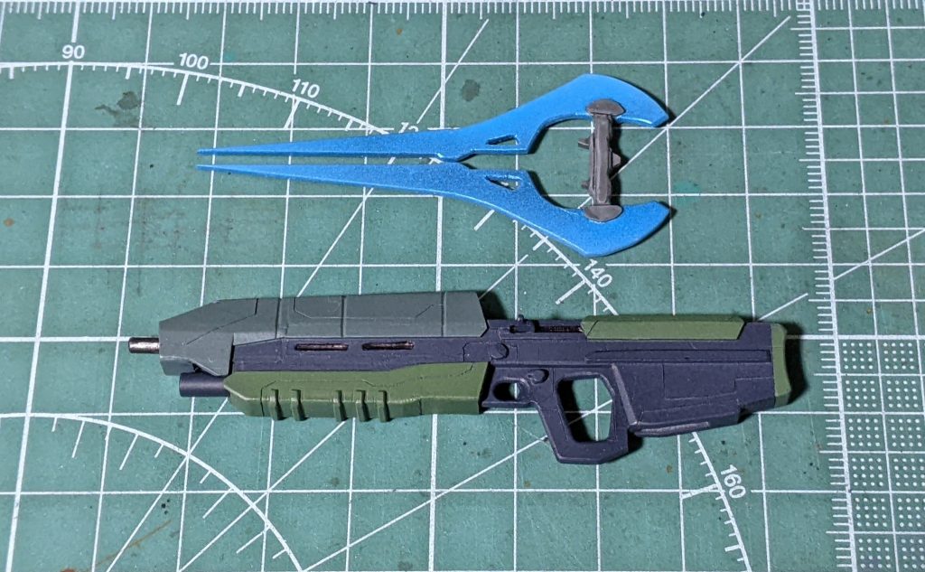 武器はプラ板からの完全自作です。アサルトライフルはグリップをジム改のブルパップマシンガンから型取りした以外は全て資料を見ながら目分量で自作しました。ただ結果的にアサルトライフルは大き過ぎ、エナジーソードは小さ過ぎましたが作り直すモチベが湧かなかったので妥協してます(笑