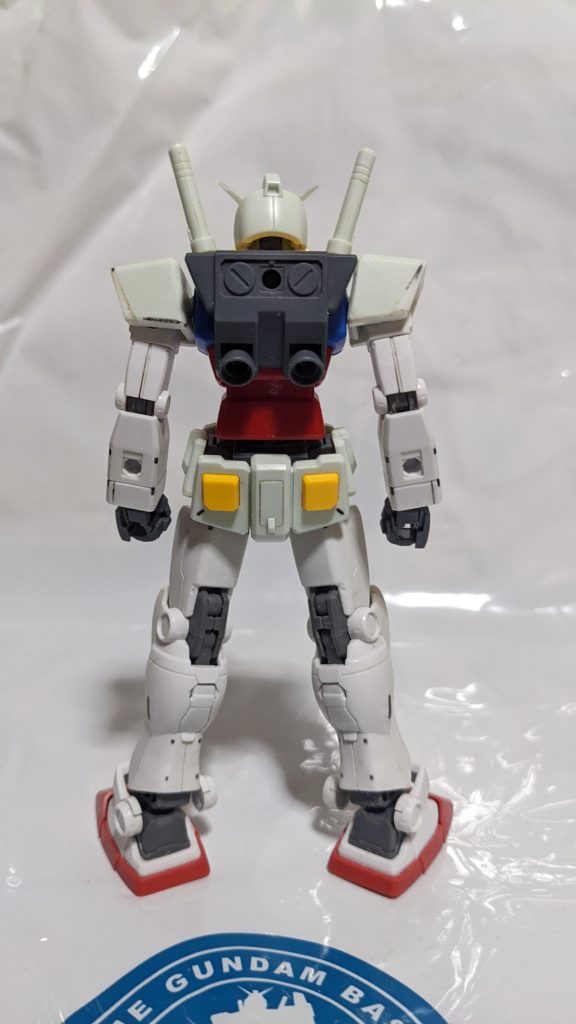 後ろは特に加工なし。頭、肩、バックパック、ボディはシンプルな方がいいとREVIVEを使用、手足はオリジンを使用しています。ただし、股関節は軸が中心からずれているREVIVEを使いたかったのでオリジンの太ももを加工しました。太ももは丸いほうが初代らしいと思い、C面は削って丸くしています。あとは塗装だけに見えますが、肝心なところの改修で躓いています。それは足のアンクルアーマー。一般的なRX-78の画像や初代1/144では、接続基部は丸い部分がかかとのギリギリのところに2箇所ありますが、オリジンはくるぶしに一軸で稼働するよう取り付けられています。正直、ここは動かなくていいから丸いジョイントは設定画通りかかと側に取り付けて、空いた本来の基部にはシリンダーとかを仕込みたい。旧HGUCやREVIVEでは構造こそ正しいもの、丸いジョイント部分の位置が高すぎて左右の稼働に干渉してしまうためメイン画像のような右足の屈伸なんてとても出来ません。肩、スカート、膝といい、少ないながらも設定画にはしっかりRX-78の特徴はあるのに、どうしてこうも無視してカトキアレンジを引きずるのか。おっと、愚痴っぽくなってすみません。しかし、そうなると初代1/144はとんでもないくらい設定画に忠実だったんだと実感します。