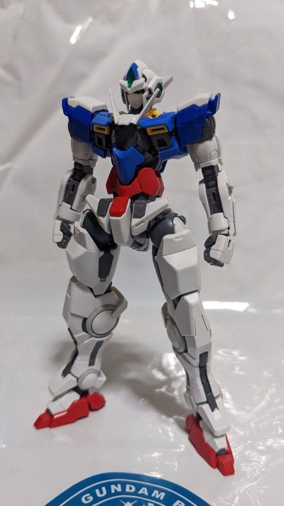 最後に現在作成中の新エクシア…クアンタ?7S/2Bで培ったノウハウを生かして作り直したので、プロポーションには満足しています。胸元の白いパーツはイメージにしっくり来なかったのでオミット。空いている穴はいずれクリアレンズを仕込む予定。マスク部は某白い魔神や突撃隊長のようなガンダムではないマスク的デザインにしたいと思い、オプチカルシーカー(ガンダムの顎の赤いアレ。早い話が集音マイクなので、口かと思いきやまさかの耳。ただしクアンタのそれも宇宙世紀のRX-78のアレと同じなのかまでは知らん)を平たく削った後、0.3mmプラ板で覆っています。問題は肩。某白い魔神や突撃隊長のデザインを取り入れるなら肩は大型化したい。何かいいパーツが無いだろうか。