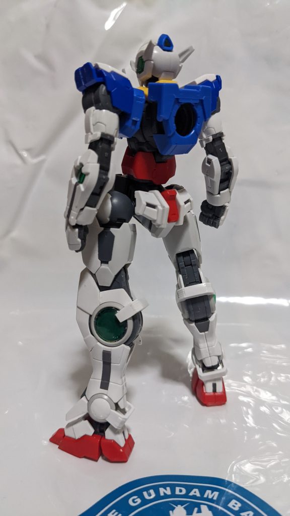 後ろ姿は至ってシンプル。背負いものは威圧感や重量感などのハッタリが効くし、バーニアやウイングによるスピードや武装による火力も増やせる反面、可動域の低下や重量バランスが悪くなると思うので、運動性を重視する機体を作る場合はあまり盛りたくない派。尻のスラスターはGNビームサーベル分の幅をカットした後、本来フロント側に使っている短いジョイントを引っこ抜いてリア側に使っています。逆にフロント側はどのみちカットして長さを調整する必要があったので、余ったリア側の軸を使用。未完成なのでGNドライブの火入れはまだしていません。