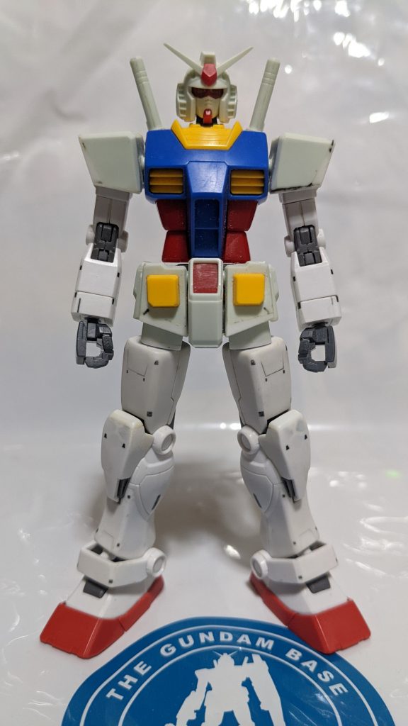 理想のRX-78を目指してREVIVEとオリジンをミキシングしたガンダム。うわっ、写真で見ると腰ほっそいなぁ。初代1/144を参考に、肩、フロントスカート、膝を加工。肩はなるべく初代1/144のような四角台形になるよう0.3mmのプラ板で裏打ちしてから下の幅が上腕の幅と同じ長さになるよう整形し、ボディから肩の端までが一直線の撫で肩になるよう軸の高さを調整。いかり肩がかっこいい現代デザインとは逆の初代1/144らしいバランスを目指しました。スカートは正面から見たときにブリーフのようなシルエットを目指してプラ板で加工+延長。膝は現代デザインのRX-78は大きすぎると思い、初代1/144のデザインになるように上部を関節が見えるか見えないかのギリギリまで短くカットしてプラ板で整形。ボリュームもなるべく小さくなるように黒い瞬間接着剤で裏打ちしてからヤスリで大幅に削っています。あちこちの黒いポッチはスミ入れではなく、黒い瞬間接着剤で可能な限りオリジン版モールドを埋めてREVIVEに合わせたシンプル化を行っています。可動域の調整はあまり行っていませんが、元々のキットの出来が良いのでかなり動きます。