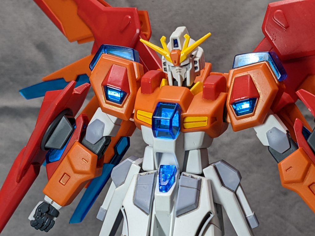 クリアパーツの下にアルミテープを貼り付けてあるので、光を当てるとキラリとします。