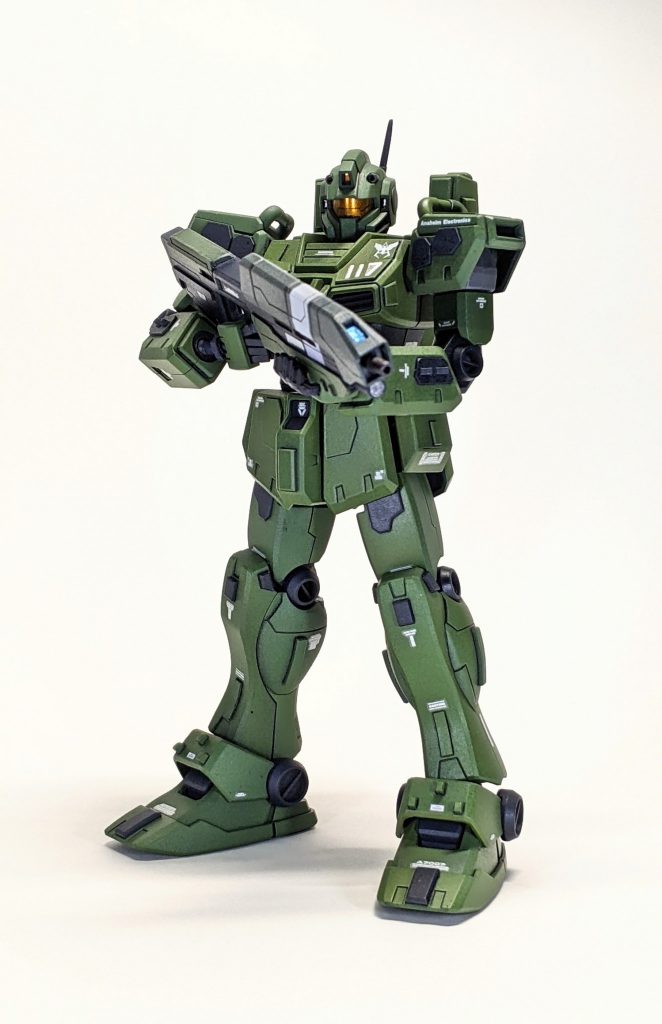 武器を自然な形で構えられるように改造し、右手首の関節延長と可動範囲の拡大を施してます。