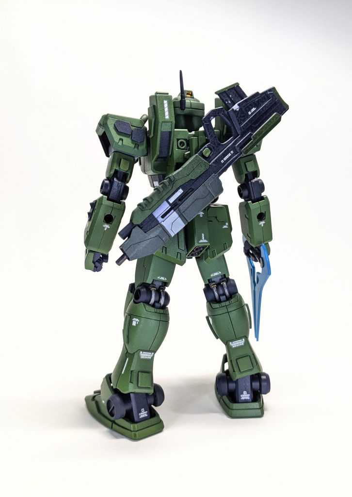 原作通りアサルトライフルを背部にマウント出来ます。ほんとはネオジム磁石で脱着出来るようにしたかったんですが武器の厚味が異常に増してしまうので、トリガーガードに突起を挿し込む形に落ち着きました。撮影終了後に改造した右手首の関節がへし折れたのでこの態勢のまま飾る事になりました(泣