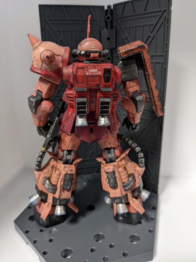 バックショット!最初、バックパックの成型色がおもちゃっぽくてどうしたもんかと悩みかけたんですが、つや消ししたらわりと落ち着いてくれました。まぁどうせ汚すし。バーニアはメッキシルバーで塗ってテカテカするようにしたんですが、つや消しすると、使ってるうちにテカテカしなくなったように見えるので汚さなくてもいい感じになったと思っています。わかりにくいですがウェザリングマスターの青ススこすってますね。スパイクアーマーのふちの赤、脚部バーニア基部とシールドふちの黒はオリジナルです。