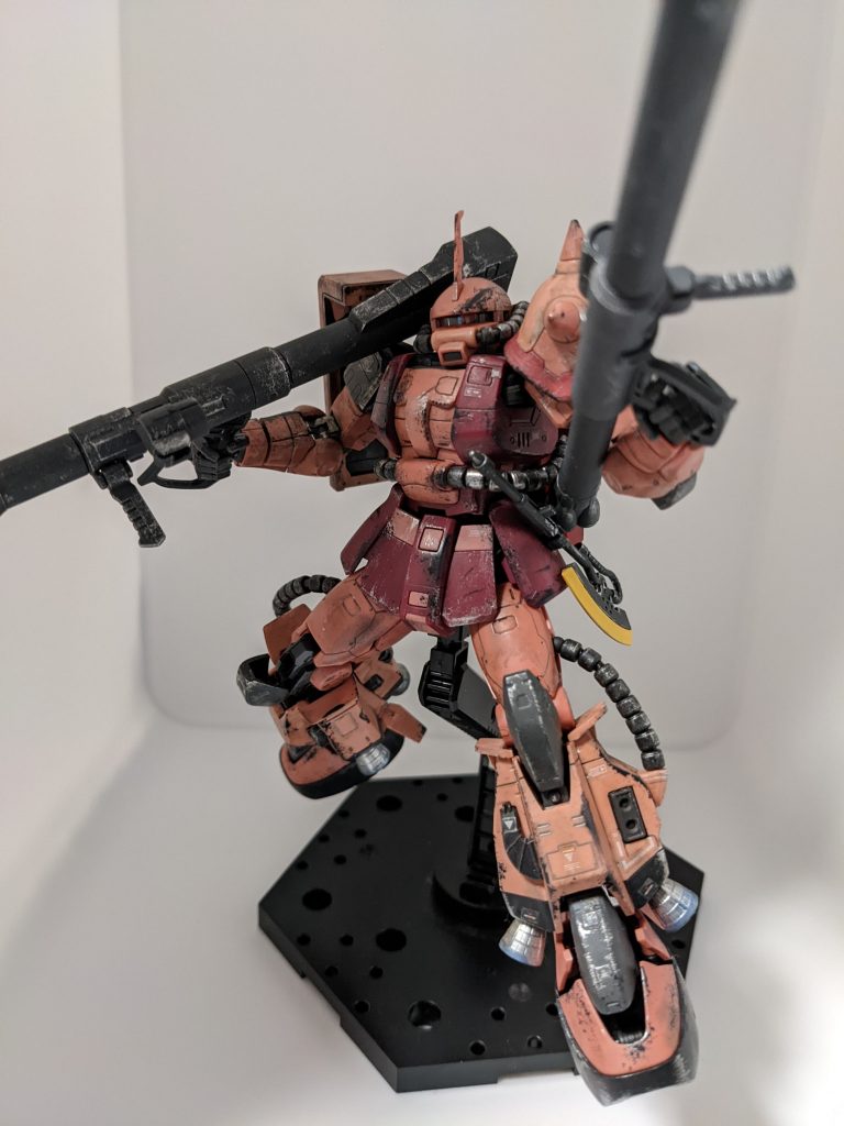 バズーカ2丁装備は最終決戦仕様だってガンダムさんが言ってました。今回のウェザリングは、ガンプラ凄技テクニックを参考にさせていただきました。リスペクトをこめて。つや消し吹いた後にMrウェザリングカラーのホワイトを塗りたくった後に同グランドブラウンでフィルタリングした後にドライブラシとチッピングウェイです。どうなったらここまで汚れるんだウェイですね。ウェイってなんだ?ザクバズーカのサイトがクリアパーツじゃないのは何故なんだろう・・・センサーサイトかなんかだからカメラじゃないんです的なもんだろうということにしましたけど不思議なもんです。