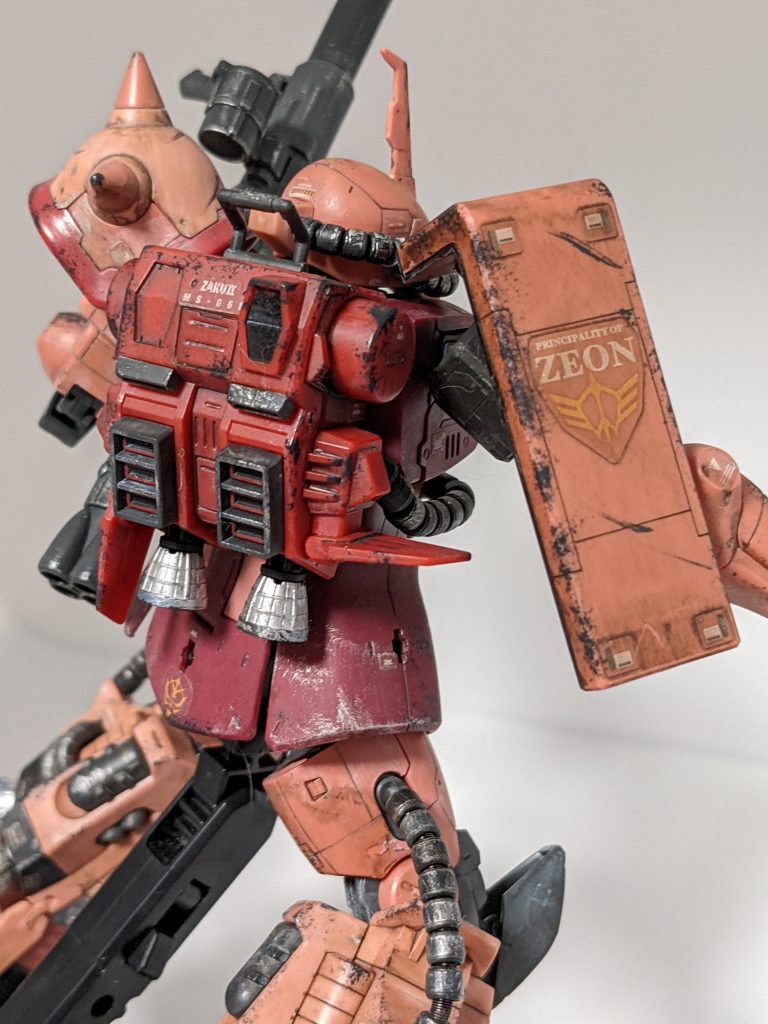 デカール貼ったあとにつや消ししてるんですが、その後何も考えずペタペタとウェザリングカラー塗りたくった結果、デカールのキワがくっきり。ありやなしや・・・練習あるのみです。