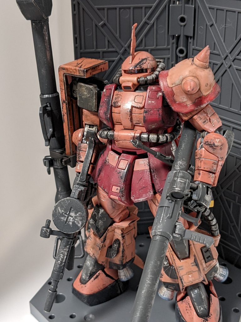 ザクメスィンガン(流暢な発音、マシンガンのこと)もあるよ!正直、ウェザリングとはこれでいいのかという疑問がないわけではないのですよ。参考にしたのは本ばかりではなく、素晴らしい作品を生で見させていただいたことも参考になったわけです。チッピングとかね。キレイに汚すにはどうしたらいいか・・・汚してるのにキレイとはこれいかに・・・かゆ・・・うま・・・