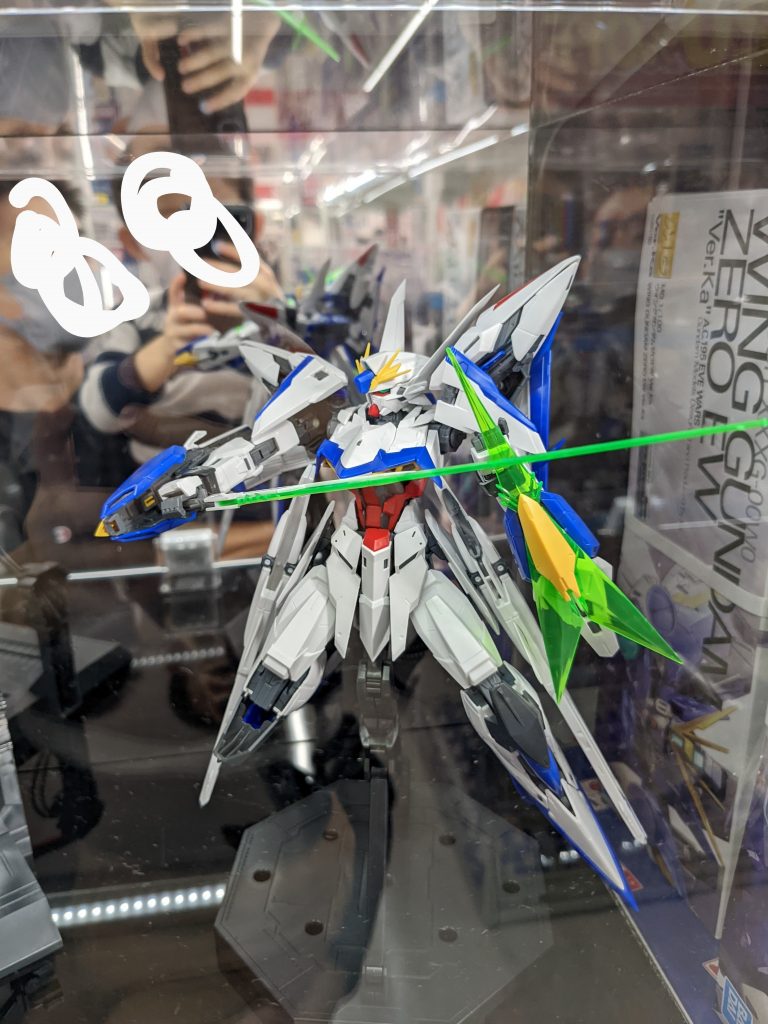 11月頃たまたま言ったエディオンに8月に発売されたエクリプスが展示されていました。あまりのスタイリッシュさに、カッコ良さに、眠っていた模活魂がふつふつと、、、🔥昨年の大晦日に同じエディオンでエクリプスの展示を眺めようと思い来店したら、まさかの再入荷分がラスイチ置いてあって即買いしました!!!(写真は4歳の息子撮影)