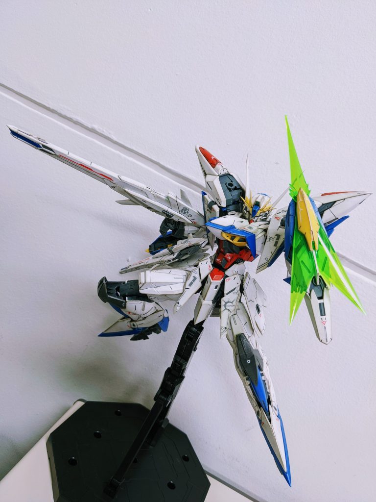 パッケージポーズエクリプス、まじトゲトゲ笑頭部アンテナとうさぎの耳(正式名称が分からん)はシャープ化しました。耳のゲート処理時にデザインナイフでパーツをえぐってしまい、、、その分鬼ヤスリしたのが功を奏し、とてもシャープな耳になりました!