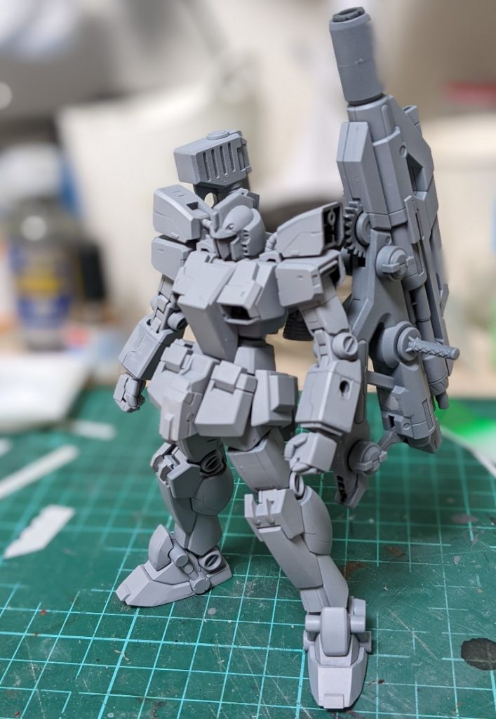 塗装前。ここではガトリングタイプを乗せてます。これはこれでかっこいいけど長時間同じポージングで耐えられるか不安なのでサーベルガンに。