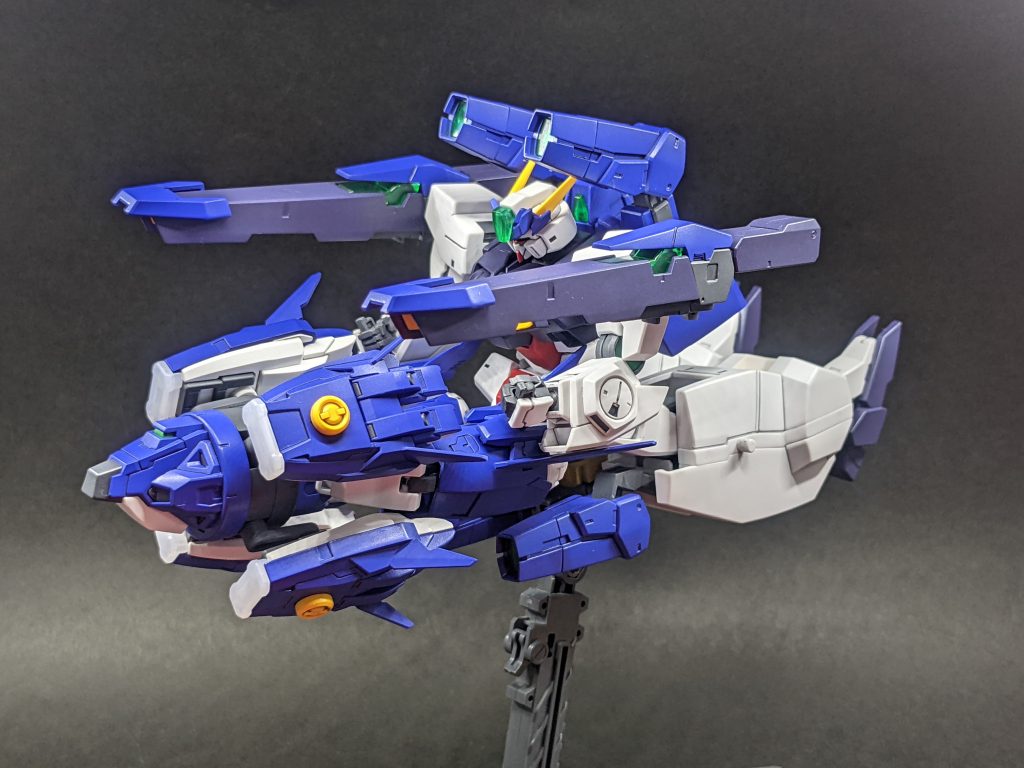 GNガンナーモードAMガンナーをモチーフにした形態足を後ろに伸ばしてプトレマイオスを前に担いだだけなので無理やり感がありますが 笑