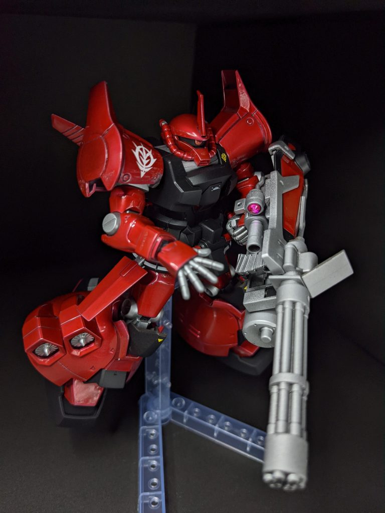 右肩の溶け出しがひどい……。シルバーまでは良かったのですが、「濡れるくらい吹く」をストレートに実践しすぎてクリアレッドで塗膜が割れ、光沢クリアーでは溶け出すレベルで失敗しました……。ついでに組むときは軟質パーツの曲げた部分が剥がれる剥がれる泣。