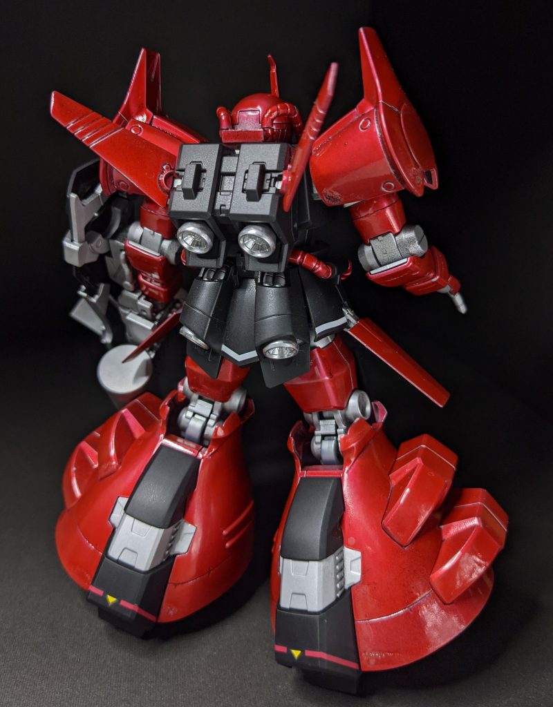 背面。光沢レッドと金属ぽいシルバー、つや消し黒の組み合わせは良いですね！