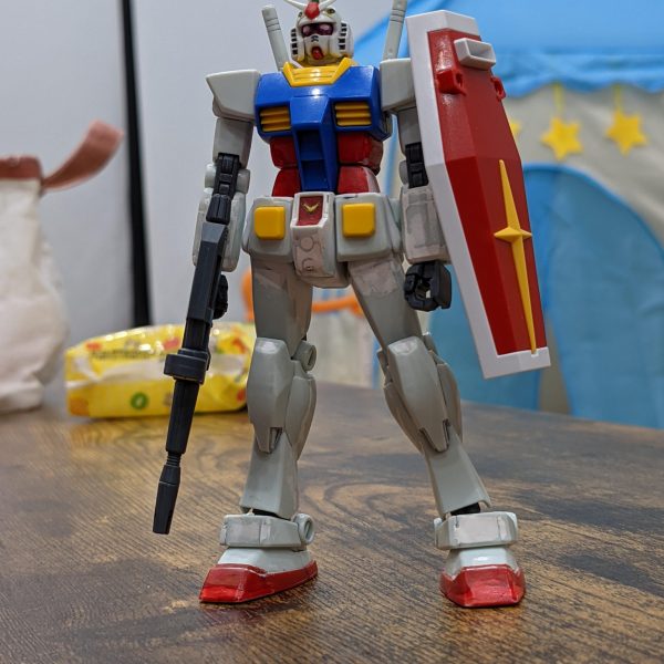 RX-78-2マジでカッコよすぎる！ってただそれだけの投稿。最近はいろんなガンダムだったりモビルスーツも、案外いいかも？！って思えるようになってきたけど、にしてもファーストの格好良さは別格です！子供の頃、元祖SDやBB戦士を作って遊んでいましたが、今回のリバイブガンダムの前に作ったガンダムはたしか10年くらい前、MGのO.Y.Wだったか、RGのガンダムだったか。ヘタっくそでしたけどね（今もゆぅほどでもないけど）こんなオッサンになってから再びハマるとは思っていませんでした。色々な人の投稿を見て、刺激を受けたり、参考にしたりして、めっちゃ楽しんでいます。リバイブガンダムについて。自分はリバイブガンダム好きです。モールドが少ない。面構えも他のと比べてイケメンだと思うし（めっちゃ工事しましたが）なによりグリーンっぽいホワイトがたまらなくいい！小顔だ、手脚が細長いだ言われますが、、、『そぉ？』アニメのガンダムも小顔で手脚細長いことが多くない？ウエストはたしかに細い。けど、ビヨグロよりは細くない。それまでのガンプラが頭が大きくて、がつしり体型だったから違和感感じるだけで、リバイブガンダムすごくバランスのいい体型だと自分は思います。 （2枚目）