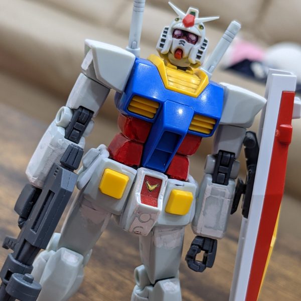 RX-78-2マジでカッコよすぎる！ってただそれだけの投稿。最近はいろんなガンダムだったりモビルスーツも、案外いいかも？！って思えるようになってきたけど、にしてもファーストの格好良さは別格です！子供の頃、元祖SDやBB戦士を作って遊んでいましたが、今回のリバイブガンダムの前に作ったガンダムはたしか10年くらい前、MGのO.Y.Wだったか、RGのガンダムだったか。ヘタっくそでしたけどね（今もゆぅほどでもないけど）こんなオッサンになってから再びハマるとは思っていませんでした。色々な人の投稿を見て、刺激を受けたり、参考にしたりして、めっちゃ楽しんでいます。リバイブガンダムについて。自分はリバイブガンダム好きです。モールドが少ない。面構えも他のと比べてイケメンだと思うし（めっちゃ工事しましたが）なによりグリーンっぽいホワイトがたまらなくいい！小顔だ、手脚が細長いだ言われますが、、、『そぉ？』アニメのガンダムも小顔で手脚細長いことが多くない？ウエストはたしかに細い。けど、ビヨグロよりは細くない。それまでのガンプラが頭が大きくて、がつしり体型だったから違和感感じるだけで、リバイブガンダムすごくバランスのいい体型だと自分は思います。 （1枚目）