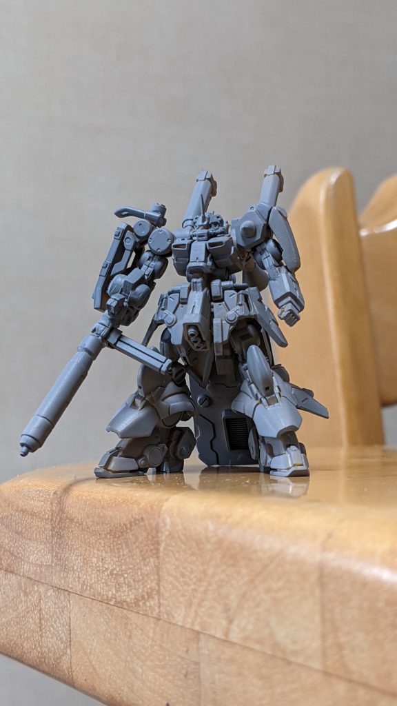 塗装前のサフ状態。アーティファクトはサフ拭いただけでも十分カッコ良く仕上がるので改めてすごい食玩ですよね! 小さくて塗装が大変でしたが、何とかザクⅢ改に改造できました。アーティファクトは他にも魅力的な機体ばかりなので、少しずつ作っていけたらと思います。ありがとうございました<(_ _)>