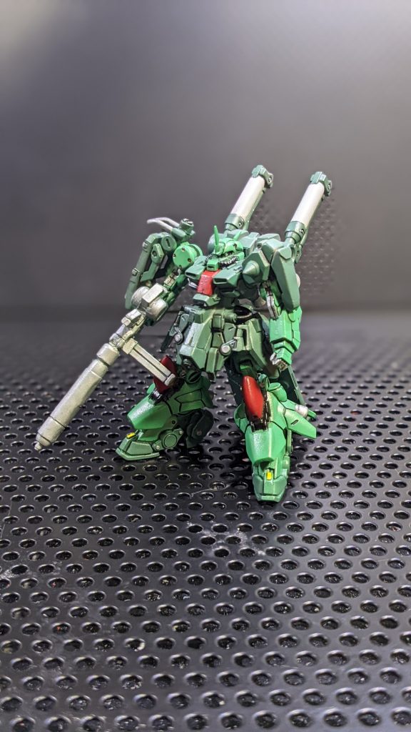 頭部、左肩、膝部分はエポパテを盛って削り出しました。ビームライフルはアンサンブルのZZのビームサーベルの柄部分を使ってそれっぽくしてみました。少し大きすぎたかも…?