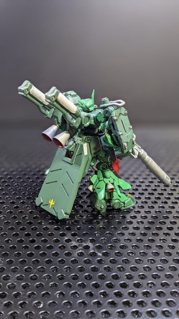 バックパックのブースターを大型化、特徴的なリアスカートはジャンクパーツで再現してみました。