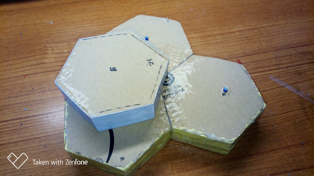 台座は段ボールで芯を作り、その周りをプラ板やポリパテで埋めて成型。細かいところは木工用ボンドで穴埋め。これが結構うまくいくんだな。