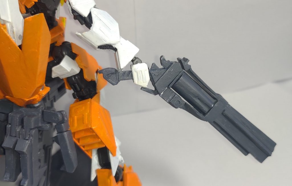 射撃兵装「パイルリボルバー」です。輪胴部分が長いということに気付いていただけるとは思いますが、縮尺でおよそ、直径20cm,長さ2mほどの杭状の質量弾を発射する装備になります。アスタロトリナシメントの火薬式ダインスレイブと似たようなものだと思っていただければ幸いです。