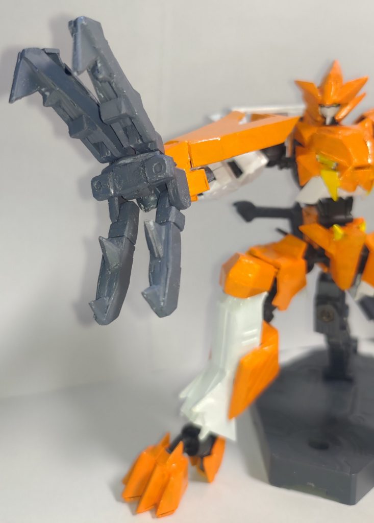 ヴィネは毒蛇を持ったライオンの姿で現れる悪魔ということで、大型の爪を変形させることで、蛇の口のようにすることができます。バンシィのアームドアーマーVNの変形を参考にしています。この口で相手を捕獲し、装甲材は砕く。あるいは、反対の手で持っているリボルバーで打ち抜くことでしょう。