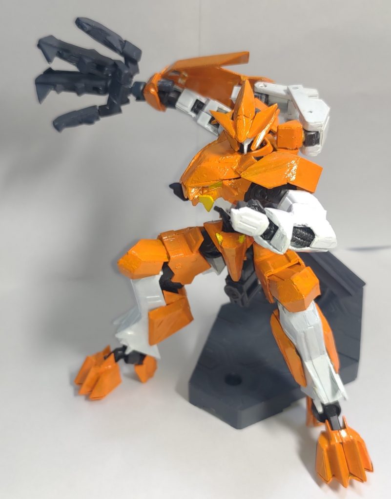 主兵装の大型爪です。フレームを損傷させることを目的としており、機体の腕と背面アームで衝撃を分散することで破損を防ぐ目的があります。サムネイル画像と反対の腕に接続していますが、どちらの腕にも展開することができます。