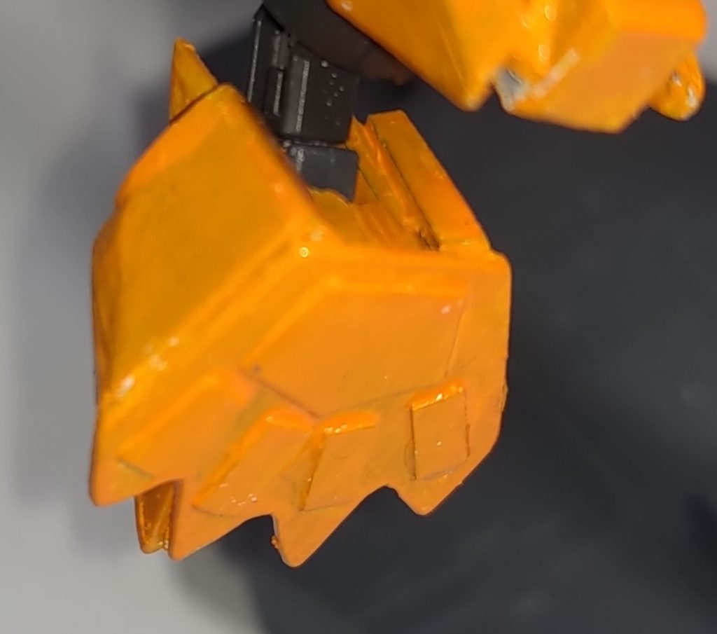 今回の誰得ポイントは、足裏モールドです。ネコ科ですから、こうなります。