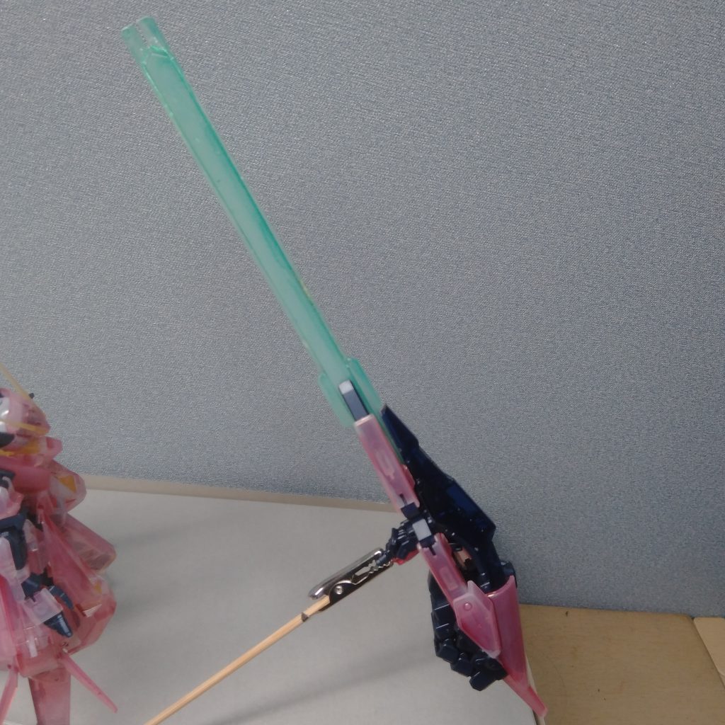 シールドブースターの刃はGNソードⅤを意識してクリアグリーンで。