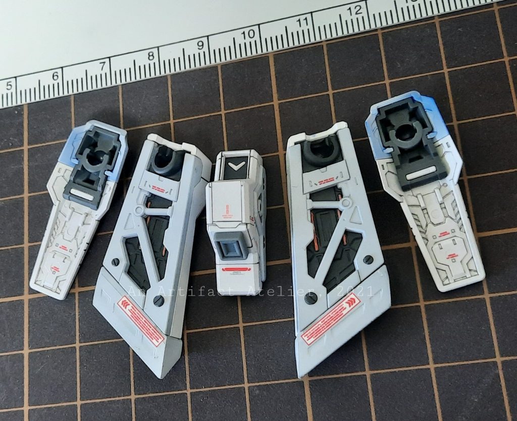 腰部アーマー裏側も一部塗り分けています。