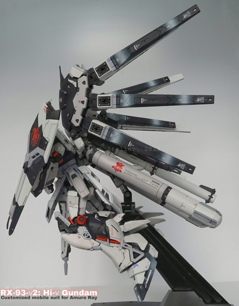 ファンネルとスリッパ部はグラデーション塗装。プロペラントタンクも複数のホワイトで塗り分けています。