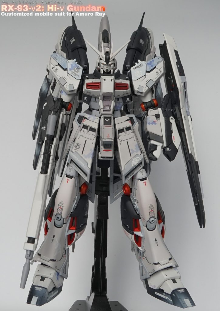 正面。白色部分をややグレーがかった白で塗装し、視認出来るか出来ないかな感じの白いデカールを敢えて貼り付けたりもしています。