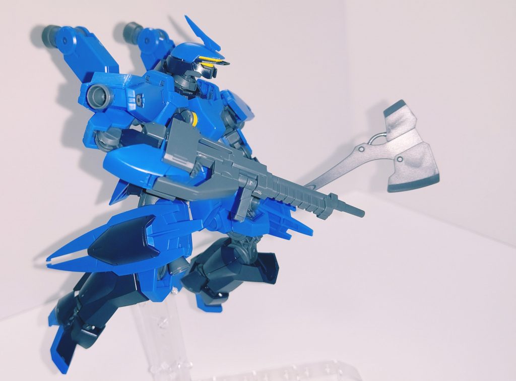 バトルアックスとライフルを手に戦場を駆けるシュヴァルべグレイス。リアの装甲が燕の尾みたいでかっこいい。名前の「シュヴァルべ」はドイツ語で「燕」