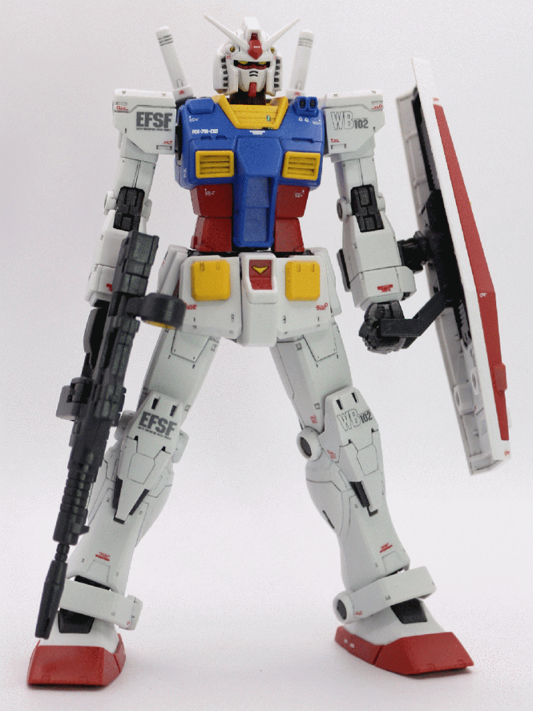 ガンダムカラーのスプレー缶での塗装なので、実際は旧HGUCガンダムの様なもっと鮮やかなブルーです。写真の様な落ち着いたブルーが良かった。