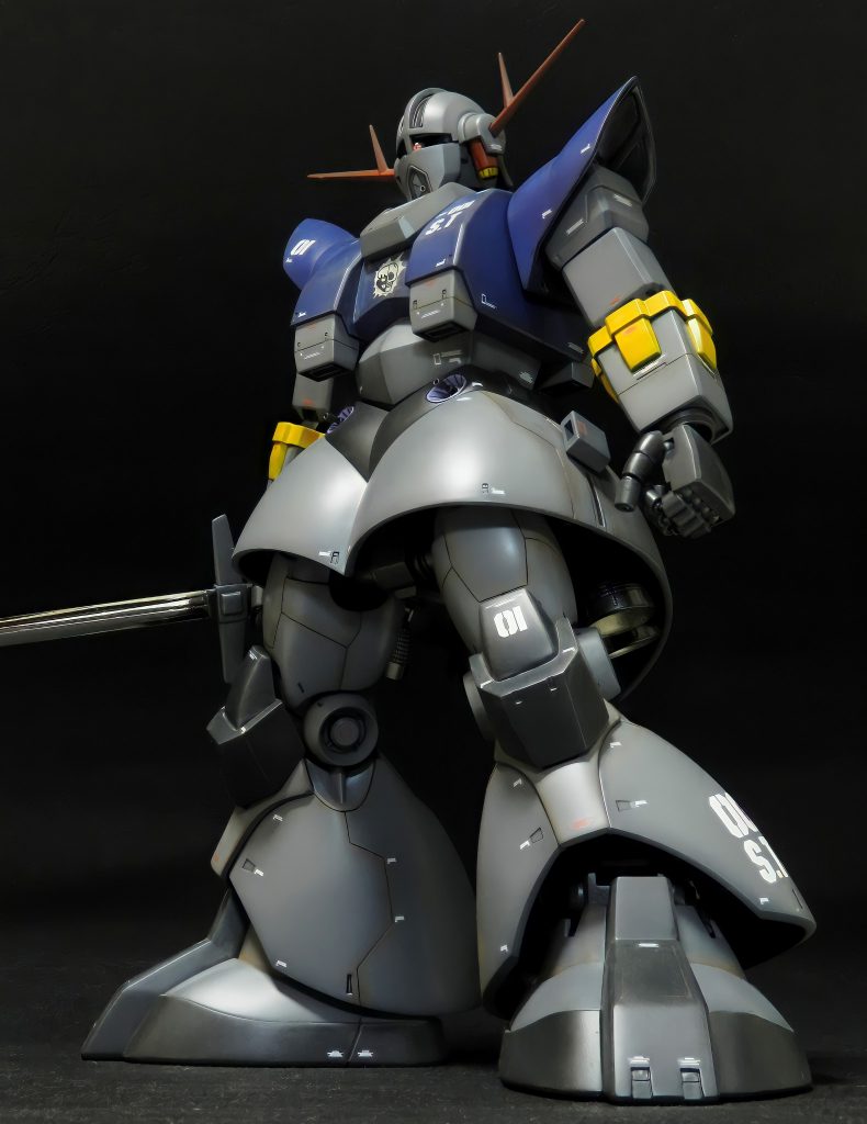 ジオングは、肩アーマーを小型化。腹部接続部で少し延長。スカートの縁のラインをカットして形状変更しました。