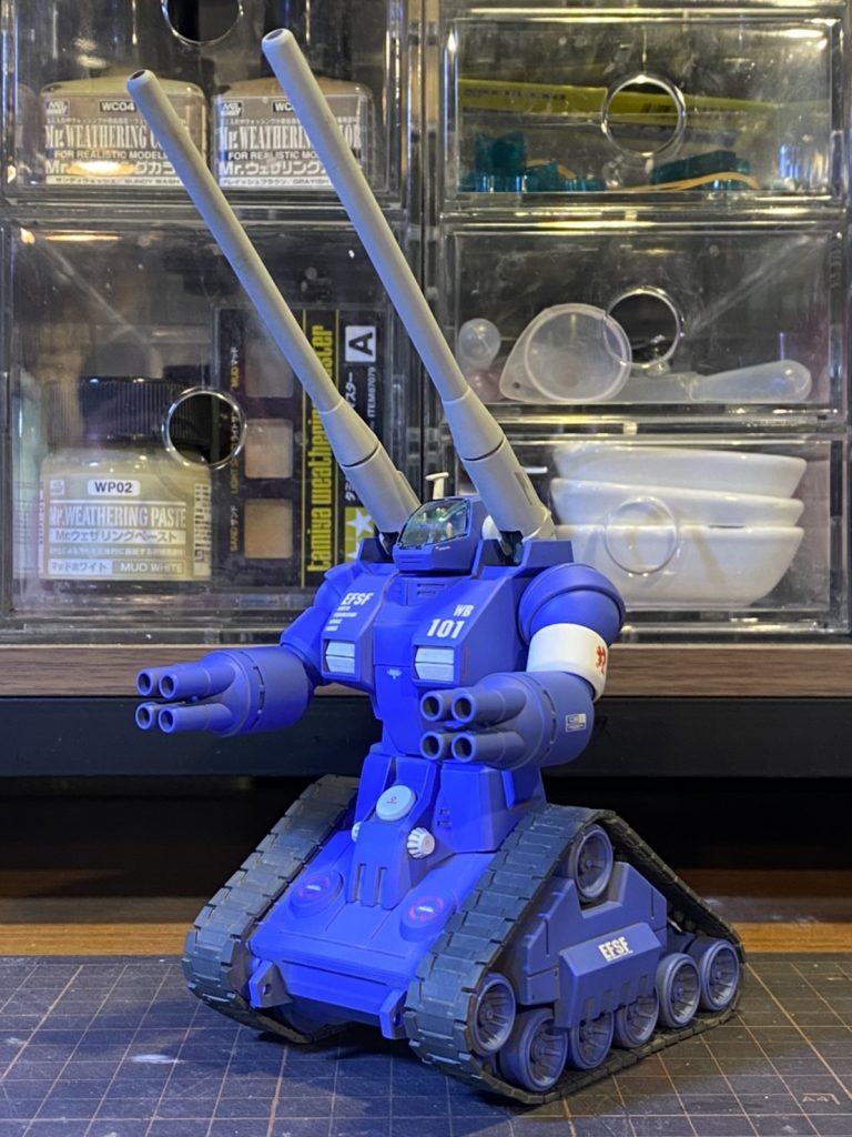HGUCガンタンクです!2000年1月の発売時に購入したものですので、22年モノ…ささっと組んであったものを全塗装で仕上げました。真っ白ガンダムに合わせ、真っ青タンクです。オリジンより青い!