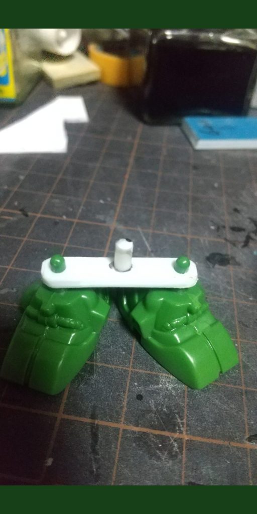 キットのままだと股関節が埋もれすぎてイヤンな感じだったので、簡単に新造してみましたよ