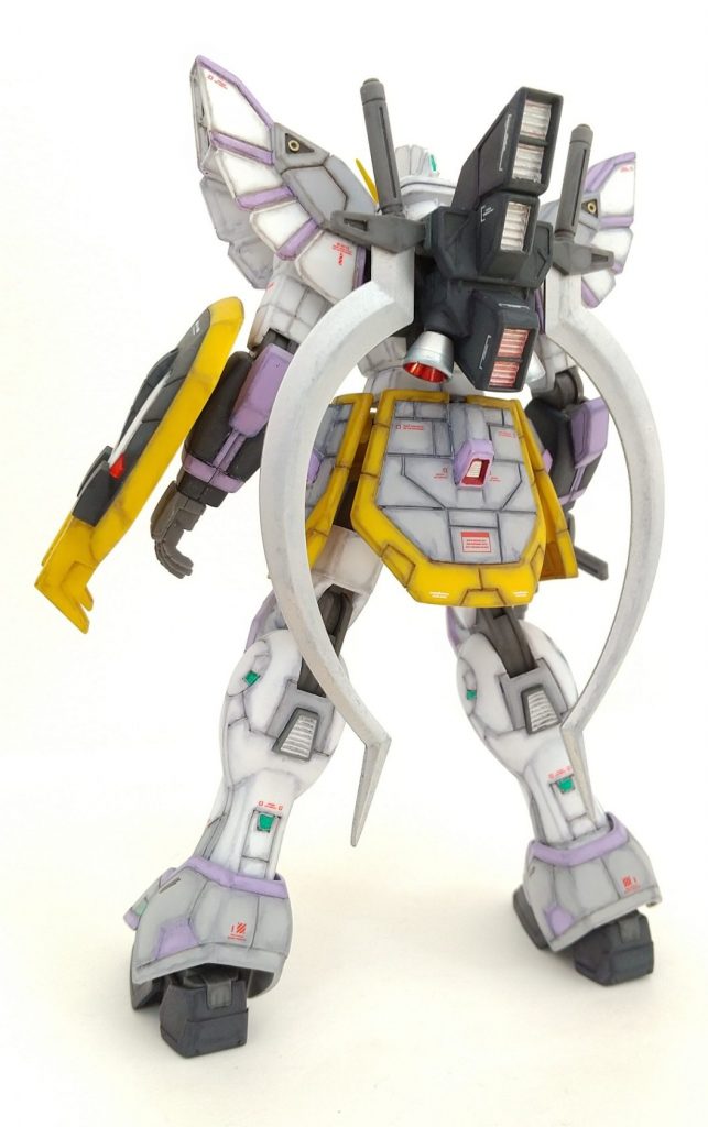 実物未確認、キット未入手の横浜ガンダムに憧れ…スジボリを多めに。