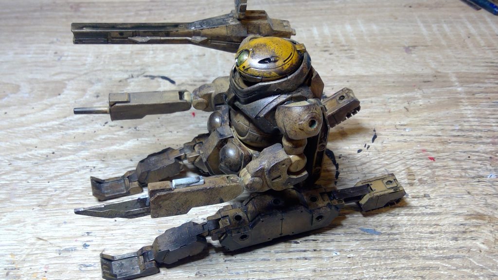 横からの写真です。個人的なこだわりは武器腕です。タンクに武器腕をつけた改造ガンプラを一度作ってみたかったのでこんな感じにしました。