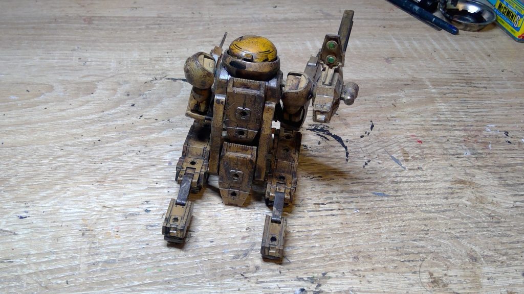 バックの写真です。バックパックにエグザビークルを接続してます。３０ｍｍは改造もしやすく、塗装して色合わせたら割といい感じの改造ミキシングガンプラを作れます。