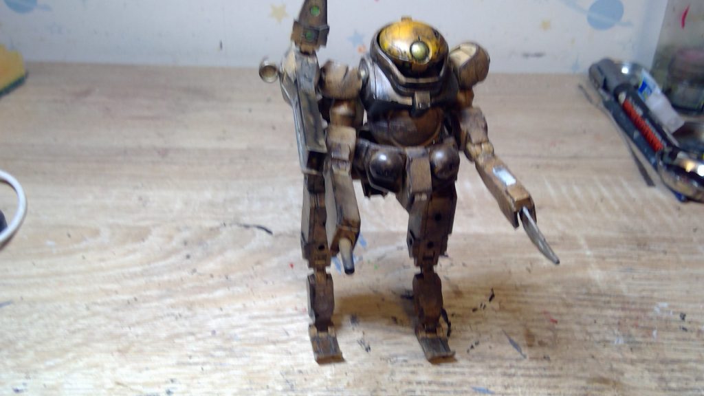 タンクに使ったエグザビークルは可動箇所が多いのでこんな感じに立たせることもできました。最早タンクてなんだよて感じですが