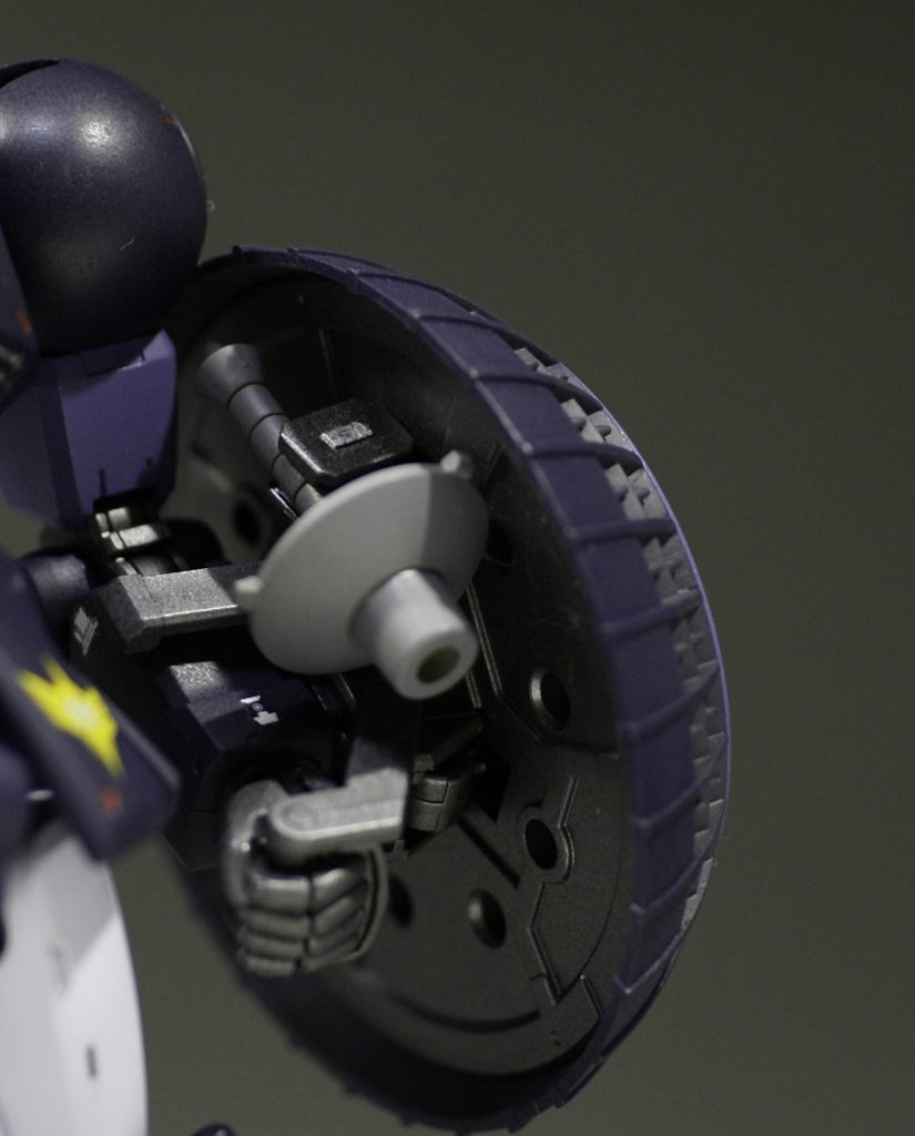 サーベルは、シールド裏にマウント出来るように。